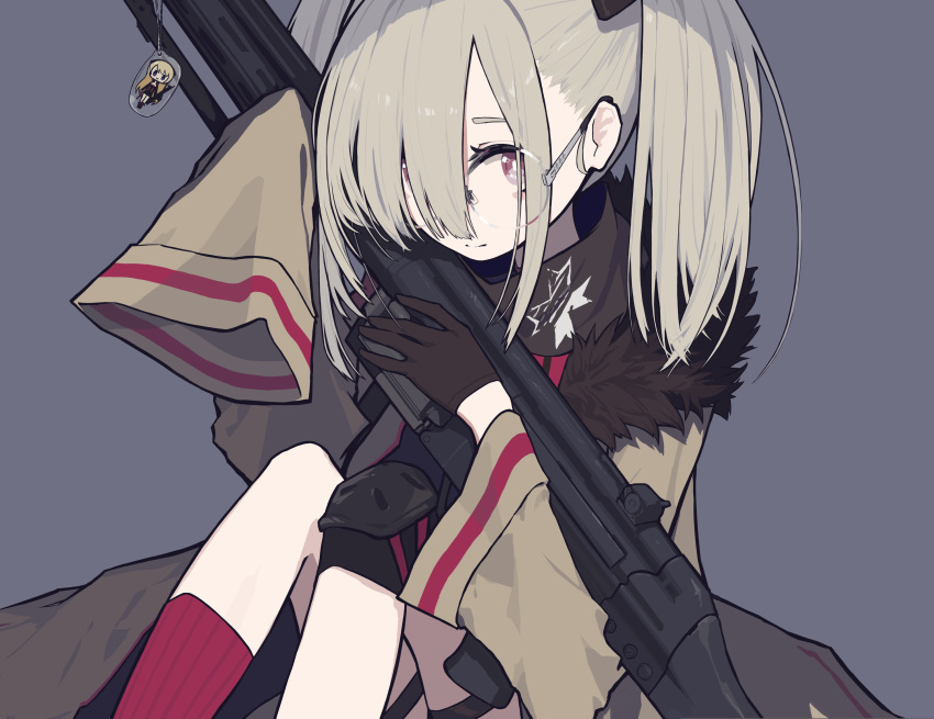 1girl asymmetrical_sleeves bipod black_gloves black_scarf bright_pupils charm_(object) coat commentary cross cross_print general-purpose_machine_gun girls'_frontline glasses gloves grey_background grey_coat grey_hair grey_theme gun h&amp;k_hk21 hair_behind_ear hair_ornament hair_over_one_eye highres hk21_(girls'_frontline) holding holding_gun holding_weapon hugging_object knee_pads long_hair looking_at_viewer machine_gun maltese_cross one_eye_covered open_clothes open_coat pale_skin papaia_(quentingqoo) pink_eyes red_socks red_stripes rimless_eyewear round_eyewear scarf simple_background single_knee_pad single_sock single_stripe sitting sleeves_past_fingers sleeves_past_wrists smile socks solo striped striped_coat thigh_strap uneven_sleeves very_long_sleeves weapon white_pupils