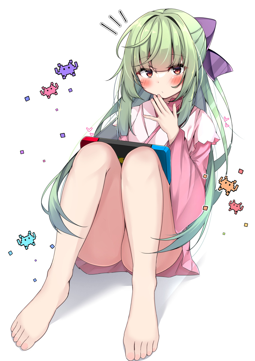 1girl absurdres bare_legs barefoot blunt_bangs blush bow brand_name_imitation closed_mouth commentary expressionless eyes_visible_through_hair feet fingernails full_body green_hair hair_bow half_updo hand_up handheld_game_console heart highres holding holding_handheld_game_console japanese_clothes kimono knees_together_feet_apart knees_up legs long_hair long_sleeves looking_at_viewer murasame_(senren) nintendo_switch notice_lines pink_kimono pixels playing_games purple_bow red_eyes senren_banka short_kimono simple_background sitting solo thighs toenails toes very_long_hair white_background white_kimono wide_sleeves yosh1na yuzu-soft