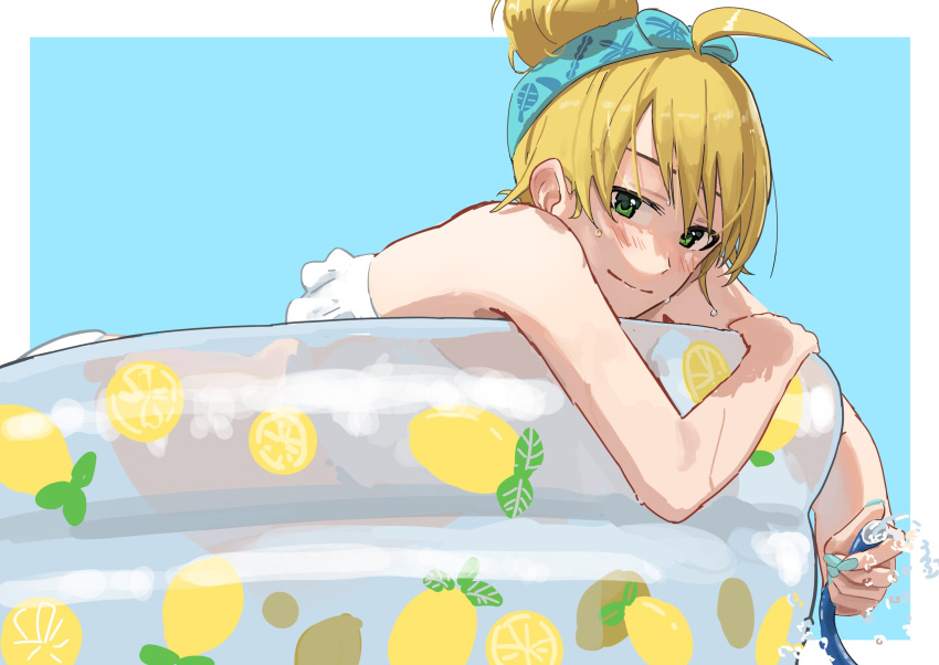 1girl ahoge aqua_hairband bare_arms bare_shoulders bikini blonde_hair blunt_bangs blush border epitaph_(1122) frilled_bikini frills green_eyes hair_bun hairband highres holding holding_hose hose hoshii_miki idolmaster idolmaster_(classic) idolmaster_million_live! idolmaster_million_live!_theater_days leaning lemon_print outside_border simple_background smile swimsuit wading_pool water white_border