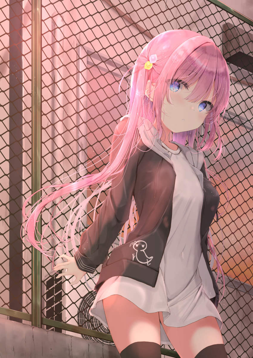 1girl air_conditioner alley black_jacket black_thighhighs blue_eyes breasts building chain-link_fence closed_mouth commentary_request covered_navel cube_hair_ornament fence groin hair_between_eyes hair_ornament highres hood hood_down hooded_jacket impossible_clothes impossible_shirt jacket kouda_suzu long_hair long_sleeves looking_at_viewer medium_breasts open_clothes open_jacket original outdoors pink_hair puffy_long_sleeves puffy_sleeves shirt solo sunset thighhighs very_long_hair white_shirt window