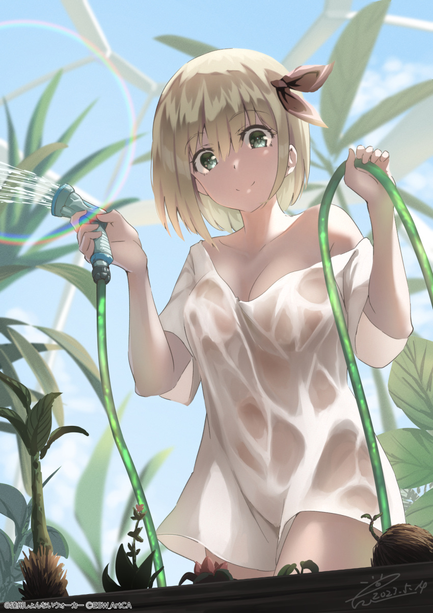 1girl blonde_hair blue_sky breasts cleavage closed_mouth day green_eyes hair_between_eyes hair_ribbon highres holding holding_hose hose looking_at_viewer medium_breasts off-shoulder_shirt off_shoulder original outdoors plant raiz_art_works red_ribbon ribbon see-through shirt short_hair sky smile water wet wet_clothes wet_shirt