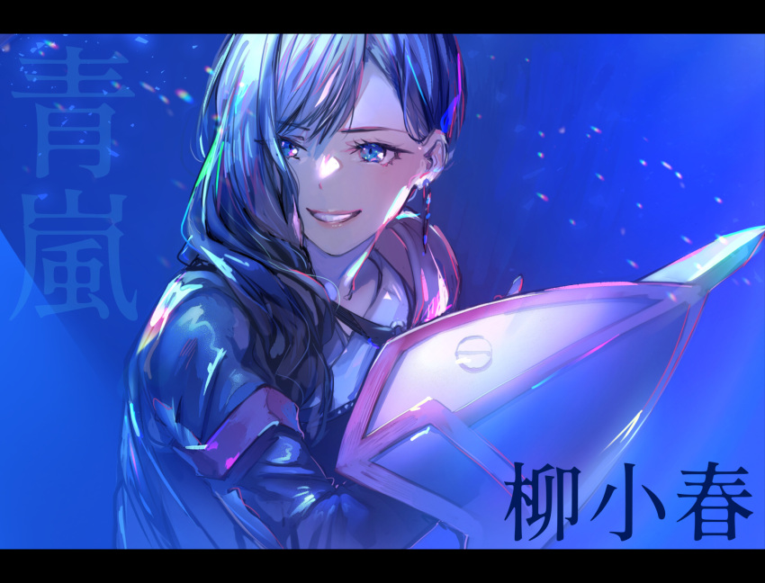 1girl arm_shield armor black_hair black_jacket blade blue_background blue_eyes character_name commentary_request earrings gradient_background grin hair_behind_ear hair_over_shoulder hand_up highres jacket jewelry letterboxed light_particles long_hair long_sleeves looking_ahead looking_to_the_side parted_lips pauldrons pyon-kichi shoujo_kageki_revue_starlight shoulder_armor single_pauldron smile solo swept_bangs translated upper_body yanagi_koharu