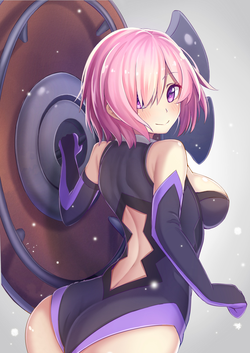 1girl absurdres ass back_cutout black_leotard breasts closed_mouth clothing_cutout commentary fate/grand_order fate_(series) grey_background hair_over_one_eye highres holding holding_shield large_breasts leotard looking_at_viewer lord_camelot_(fate) mash_kyrielight pink_eyes pink_hair shield short_hair smile solo zeolch