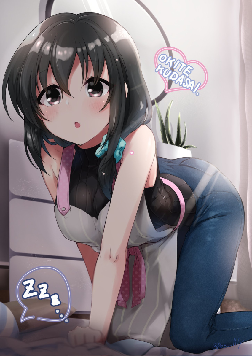 1girl :o all_fours apron black_hair black_shirt blue_pants blush breasts brown_eyes commentary_request denim fujiwara_hajime grey_apron hair_between_eyes highres idolmaster idolmaster_cinderella_girls indoors jeans looking_at_another medium_breasts medium_hair mirror morning pants paopao pink_ribbon plant potted_plant ribbon shirt side_ponytail sidelocks sleeveless sleeveless_shirt solo spoken_zzz striped striped_apron sunlight twitter_username vertical-striped_apron vertical_stripes zzz