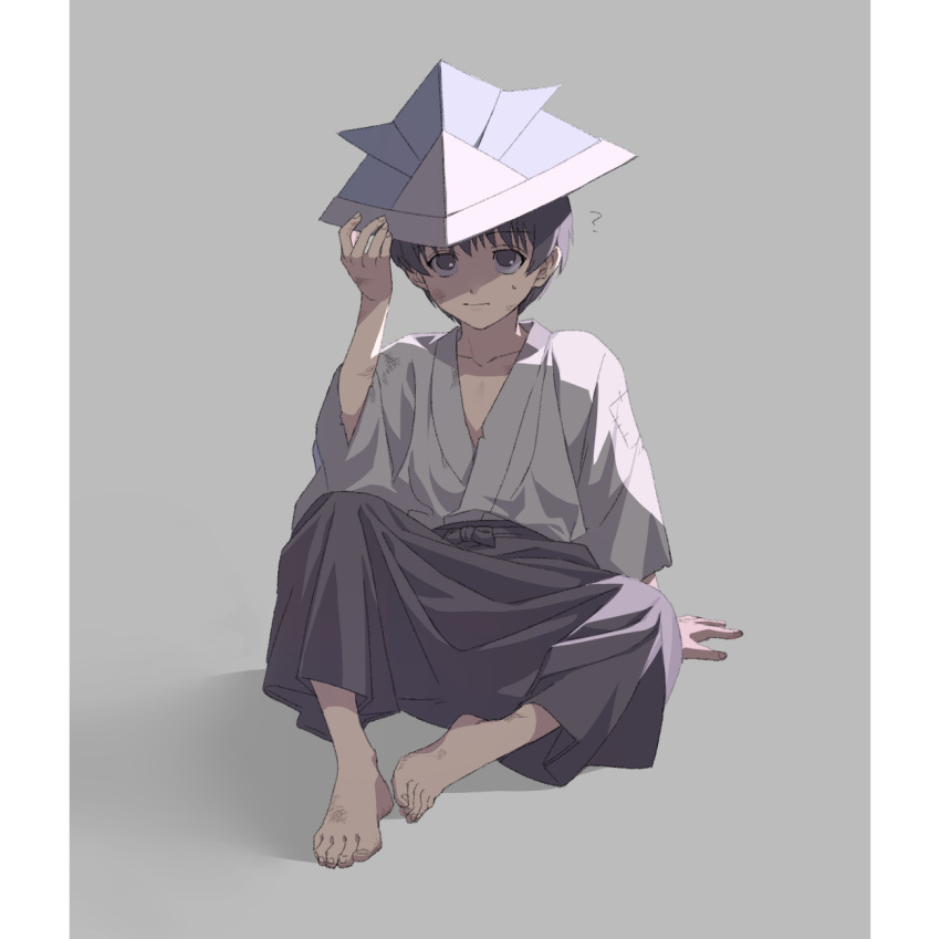 1boy ? aged_down arm_support barefoot black_hair child closed_mouth confused dirty dirty_face dirty_feet full_body grey_background grey_hakama grey_kimono hakama hand_on_headwear hand_up highres japanese_clothes kimono knee_up long_sleeves looking_at_viewer male_child male_focus okurase paper_hat paper_kabuto pillarboxed rurouni_kenshin seta_soujirou short_hair simple_background sitting solo stitches wide_sleeves