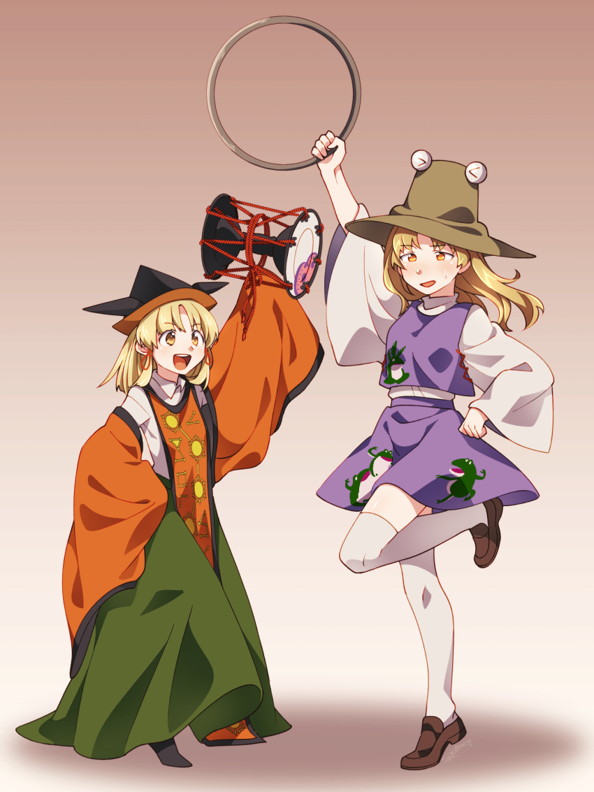 &gt;_&lt; 2girls alternate_costume animal_print arm_up black_footwear blonde_hair brown_footwear collared_shirt cosplay costume_switch detached_sleeves drum frog_print full_body gradient_background green_skirt hair_ribbon hat highres holding instrument long_hair long_skirt long_sleeves matara_okina matara_okina_(cosplay) miniskirt moriya's_iron_rings moriya_suwako moriya_suwako_(cosplay) multiple_girls open_mouth purple_skirt purple_vest pyonta red_ribbon ribbon shadow shikido_(khf) shirt shoes short_hair skirt sleeves_past_wrists standing standing_on_one_leg tabard teeth thighhighs tongue touhou tsuzumi turtleneck vest white_shirt wide_sleeves yellow_eyes zettai_ryouiki