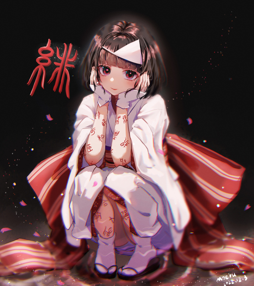1girl absurdres black_footwear black_hair body_writing bow closed_mouth commentary_request dated diagonal_bangs hands_up highres japanese_clothes kimono long_hair looking_at_viewer meng_meng_da_moeru nora_(noragami) noragami obi petals red_bow red_eyes sash short_sleeves signature smile socks solo squatting striped striped_bow tabi triangular_headpiece white_headwear white_kimono white_socks wide_sleeves zouri