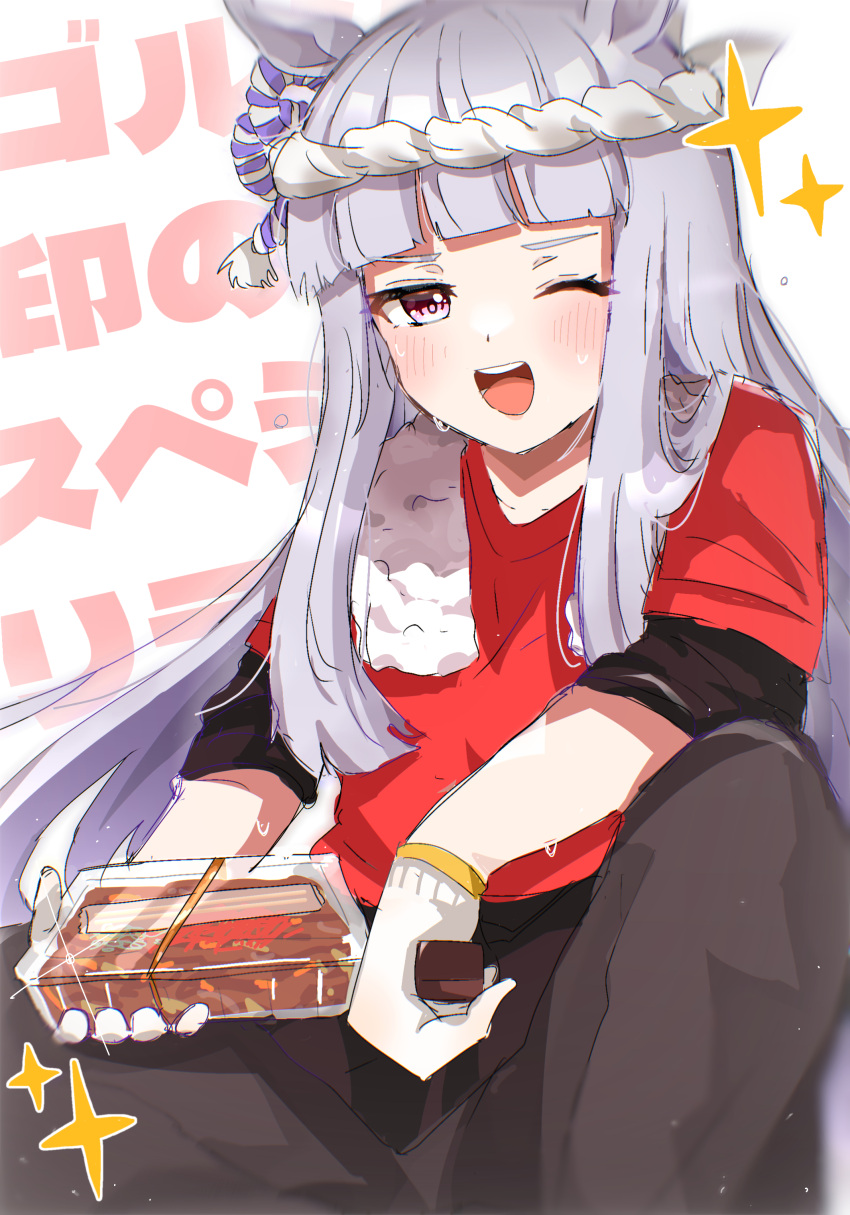 1girl :d absurdres animal_ears black_pants blush commentary_request food gloves gold_ship_(umamusume) grey_hair highres holding holding_food holding_spatula horse_ears horse_girl long_hair looking_at_viewer mare_ma official_alternate_costume one_eye_closed pants purple_eyes red_shirt rope shimenawa shirt short_sleeves simple_background smile solo sparkle spatula squatting teeth towel towel_around_neck translation_request umamusume upper_teeth_only white_background white_gloves yakisoba