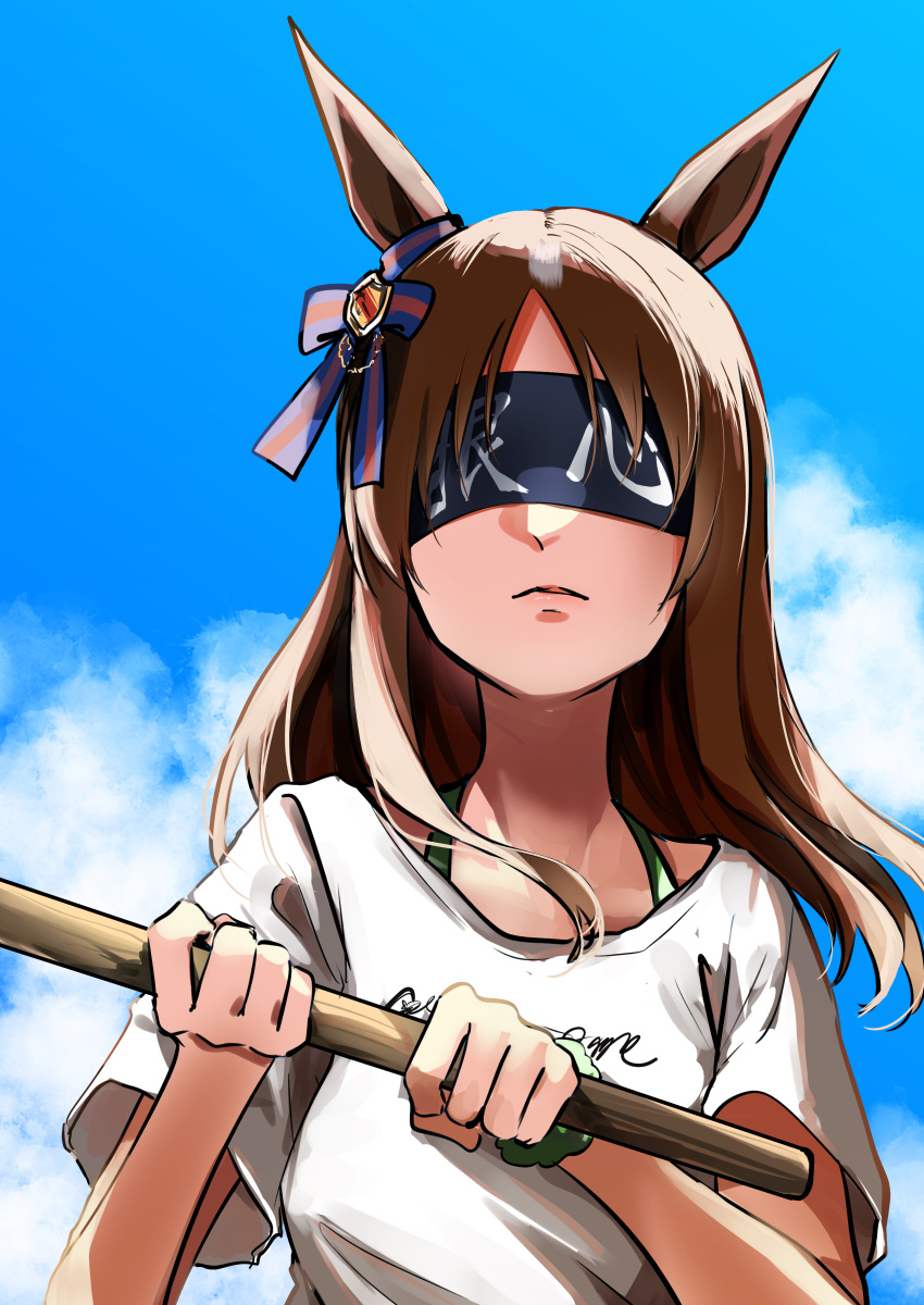 1girl absurdres animal_ears black_blindfold blindfold blue_bow bow brown_hair clothes_writing ear_bow facing_viewer gaze_on_me!_outfit_(umamusume) grass_wonder_(umamusume) highres holding holding_sword holding_weapon horse_ears horse_girl kakuteru_sudachi long_hair multicolored_hair rurouni_kenshin shirt solo sword t-shirt umamusume uonuma_usui upper_body weapon white_shirt wooden_sword