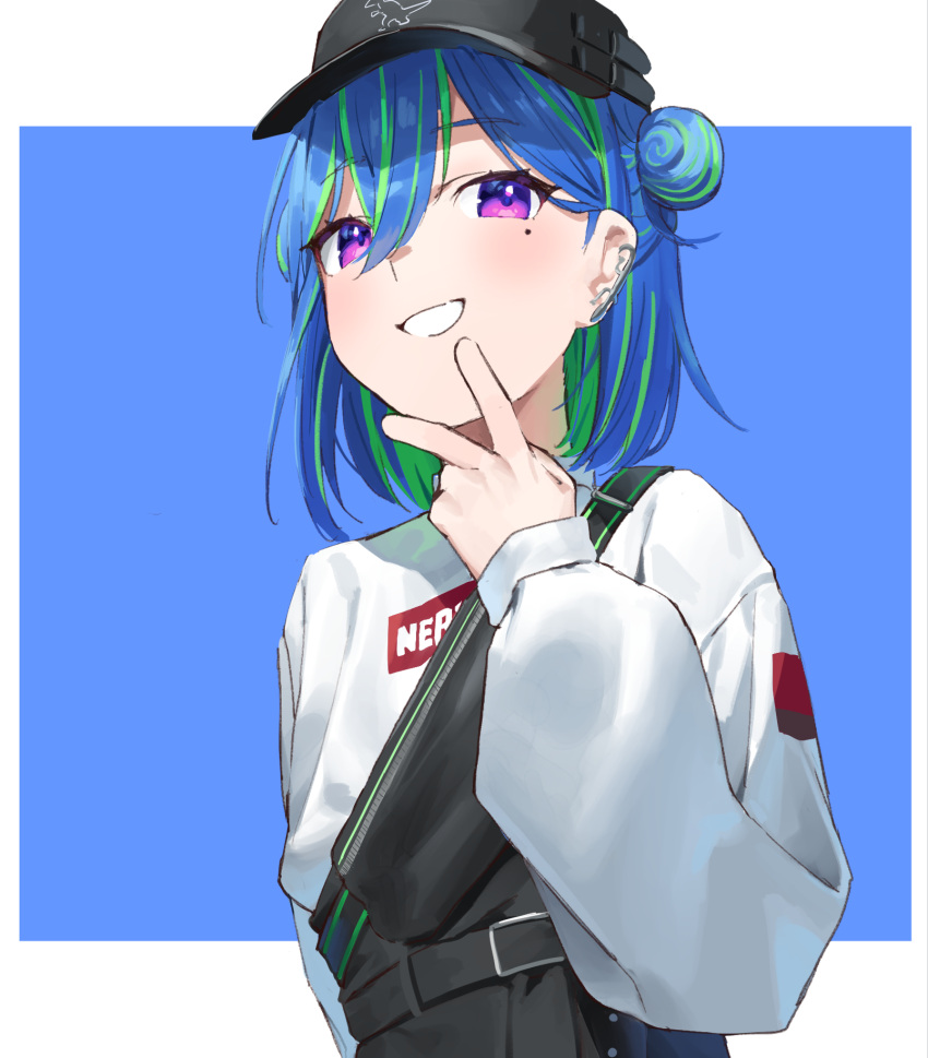 1girl baseball_cap belt black_belt black_headwear black_shorts blue_background blue_hair blush commentary_request double_bun frikulu green_hair grin hair_between_eyes hair_bun hat high-waist_shorts highres long_bangs long_sleeves looking_at_viewer mole mole_under_eye multicolored_hair nanashi_inc. official_alternate_costume purple_eyes short_hair shorts single_strap smile solo suzumi_nemo suzumi_nemo_(2nd_costume) sweater two-tone_background two-tone_hair upper_body v virtual_youtuber white_background white_sweater