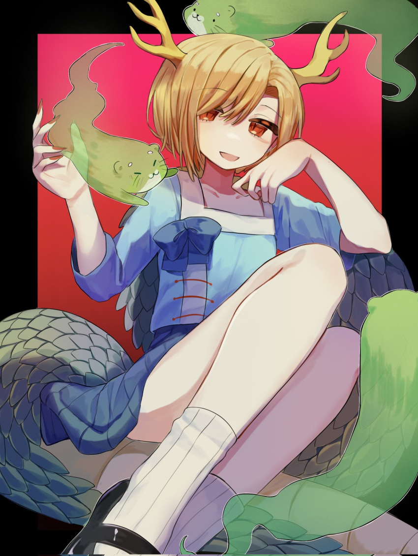 1girl :d antlers bare_legs black_border black_footwear blonde_hair blue_shirt border collarbone dragon_tail feet_out_of_frame flat_chest gradient_background hair_over_one_eye half-closed_eyes hands_up highres kicchou_yachie looking_to_the_side mary_janes no_nose open_mouth otter_spirit_(touhou) outside_border red_background red_eyes shirt shoes short_hair simple_background sitting sleeves_past_elbows slit_pupils smile solo tail touhou turtle_shell yokozuwari yuejinlin