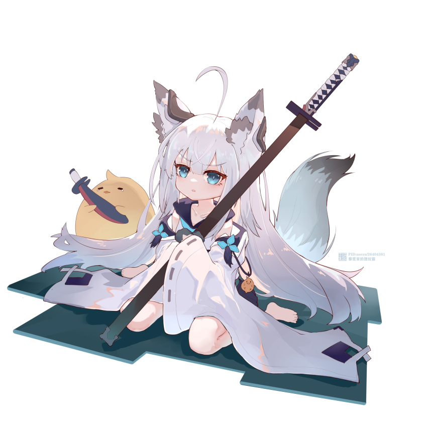 1girl 1other absurdres aged_down ahoge animal_ears azur_lane barefoot black_gloves blue_eyes chinese_commentary collarbone commentary_request detached_sleeves dress fox_ears fox_girl fox_tail gloves hair_between_eyes highres holding holding_sword holding_weapon kawakaze_(azur_lane) liwendala long_hair manjuu_(azur_lane) parted_lips pixiv_id simple_background sitting sleeveless sleeveless_dress solo_focus sword tail toes wariza weapon white_background white_dress white_hair white_sleeves wide_sleeves