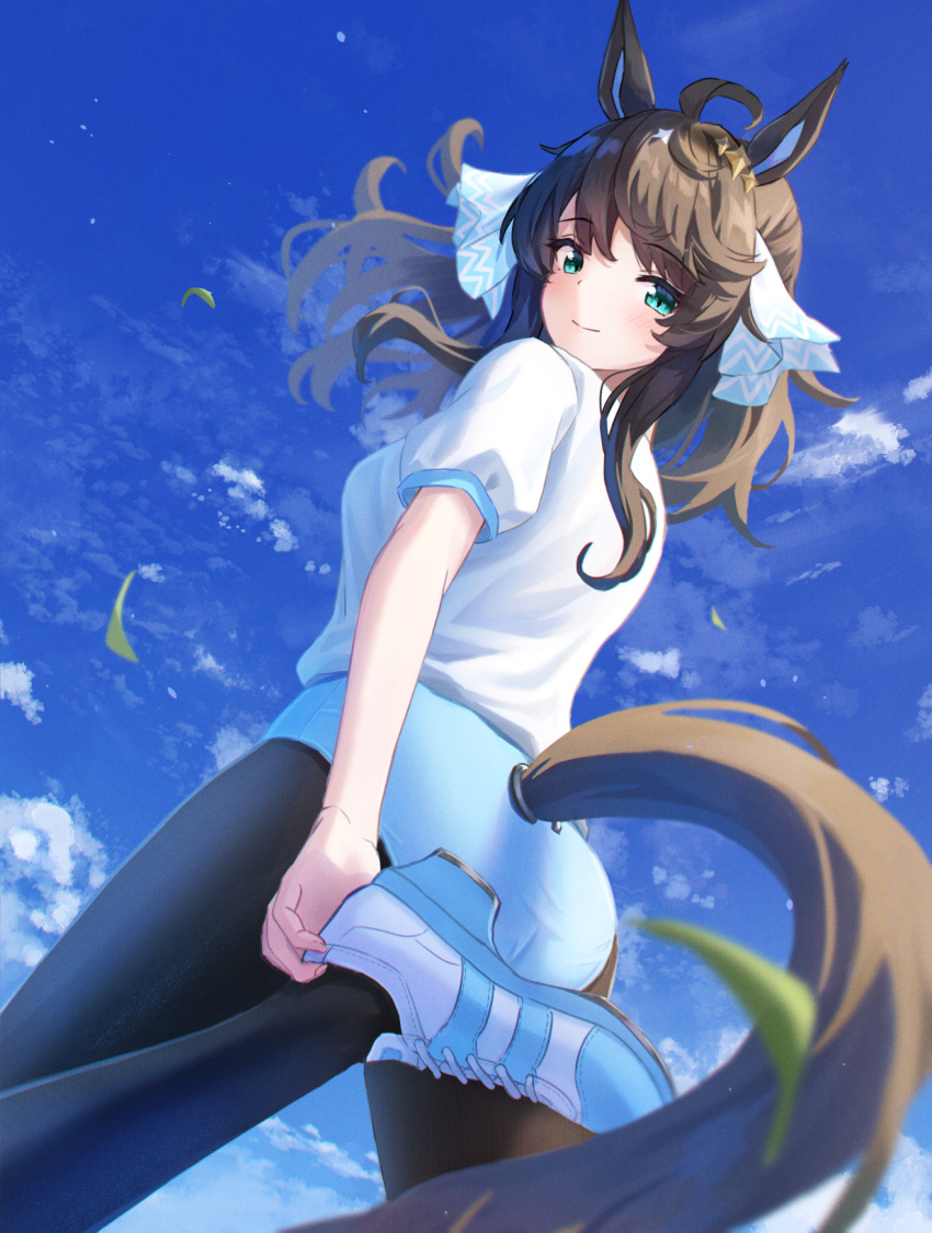 1girl ahoge alternate_costume animal_ears ass black_hair blue_background blue_eyes blush breasts buruma cloud daring_tact_(umamusume) hair_ornament highres horse_ears horse_girl horse_tail kashmir_0808 leg_up long_hair looking_at_viewer medium_breasts original_race_uniform_(umamusume) pantyhose shoes simple_background sky smile solo star_(symbol) star_hair_ornament tail umamusume