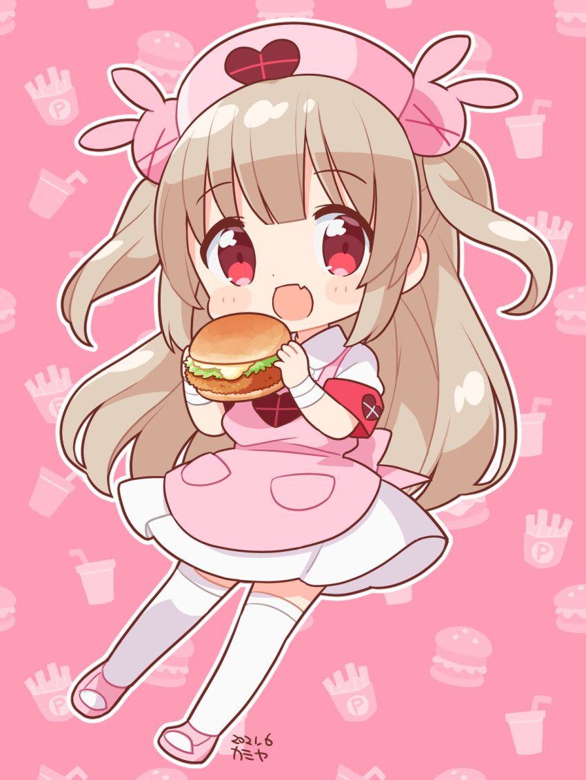 &gt;_&lt; 1girl :d apron armband bandaged_wrist bandages blush burger chibi collared_dress commentary_request dress fang food fujisawa_kamiya full_body hair_ornament hat heart heart_print highres holding holding_food light_brown_hair long_hair looking_at_viewer natori_sana nurse_cap open_mouth outline pink_apron pink_background pink_footwear pink_headwear pocket puffy_short_sleeves puffy_sleeves rabbit_hair_ornament red_armband red_eyes sana_channel short_sleeves slippers smile solo standing thighhighs two_side_up virtual_youtuber white_dress white_outline white_thighhighs