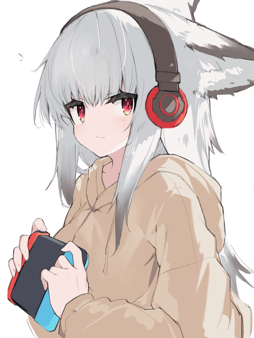 1girl animal_ears arknights brown_sweater diamond-shaped_pupils diamond_(shape) fox_ears fox_girl frostleaf_(arknights) grey_hair headphones highres hood hood_down hooded_sweater implied_extra_ears long_hair long_sleeves looking_at_viewer nintendo_switch red_eyes simple_background solo sweater symbol-shaped_pupils upper_body white_background yki