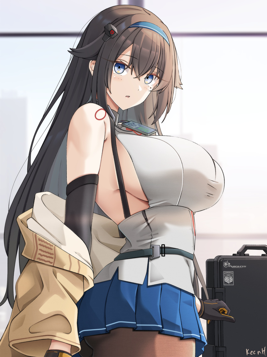 1girl artist_name blue_eyes blue_hairband blue_skirt breasts brown_hair from_side girls'_frontline gloves hair_between_eyes hairband highres keenh large_breasts long_hair looking_at_viewer mole mole_under_eye multicolored_clothes multicolored_gloves parted_lips removing_jacket sideboob skirt solo standing suitcase super_sass_(girls'_frontline)