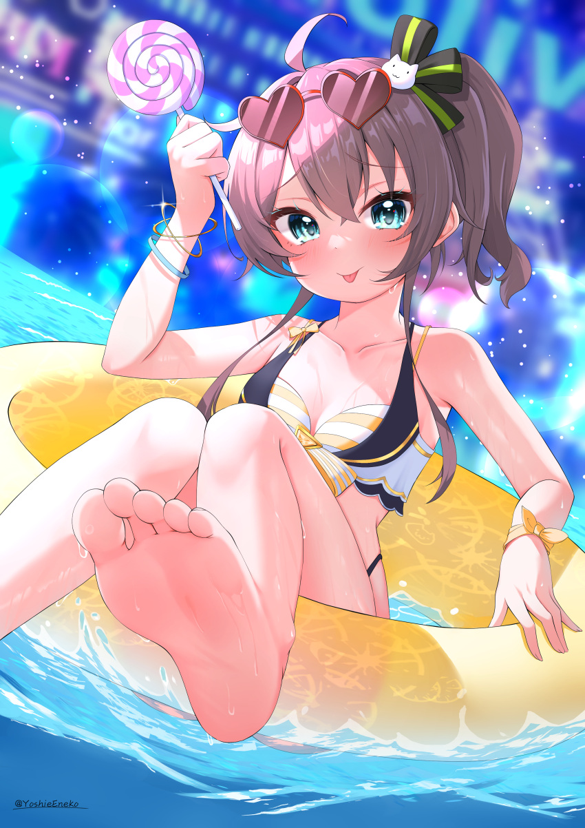 1girl absurdres ahoge aqua_eyes barefoot black_ribbon blurry blurry_background blush bracelet breasts brown_hair candy closed_mouth collarbone crossed_bangs eyelashes eyewear_on_head feet food foot_focus foot_out_of_frame gold_trim green_ribbon hair_between_eyes hair_ribbon hand_up highres holding holding_candy holding_food holding_lollipop hololive hololive_summer_2023_swimsuit innertube jewelry knees_together_feet_apart lens_flare lollipop looking_at_viewer natsuiro_matsuri official_alternate_costume on_innertube outdoors ribbon shadow sidelocks small_breasts soles solo striped striped_ribbon toenails toes tongue tongue_out twitter_username virtual_youtuber water wet yellow_innertube yoshie_eneko