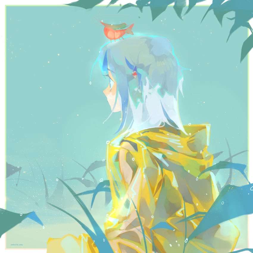 1girl blue_background blue_eyes blue_hair coat commentary ellie_niunai_zhuyi_zhe english_commentary expressionless from_side gawr_gura grass highres hololive hololive_english leaf long_hair multicolored_hair outdoors profile rain shrimp solo streaked_hair twitter_username upper_body wet wet_clothes yellow_coat yellow_raincoat