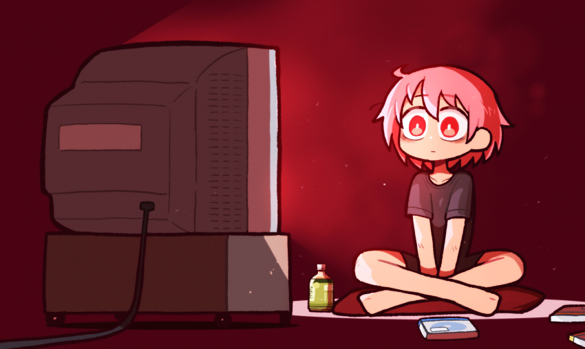 1other ahoge bags_under_eyes black_shirt bottle bright_pupils commentary cushion dvd_case indian_style light_particles lossless-lossy no_nose pink_hair red_background red_eyes sanpaku screen_light shirt sitting solo takurada television v_arms watching_television white_pupils