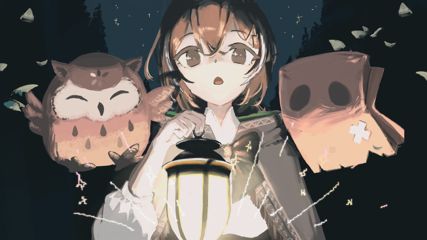 1girl 2others absurdres brown_capelet brown_cloak brown_eyes brown_hair cape capelet cloak crossed_bangs forest friend_(nanashi_mumei) glowing hair_ornament hairclip hieroglyphics highres holding holding_lantern hololive hololive_english hootsie_(nanashi_mumei) lantern light multicolored_hair multiple_others nanashi_mumei nanashi_mumei_(1st_costume) nature night olime_sian open_mouth ribbon shirt sky sparkle star_(sky) starry_sky streaked_hair virtual_youtuber white_shirt