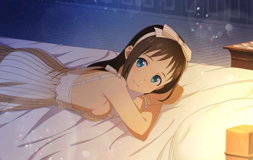 1girl alternate_costume bed_sheet blue_eyes bow bow_hairband breasts brown_hair closed_mouth dress hair_bow hairband indoors lens_flare long_hair looking_at_viewer lying medium_breasts nightgown on_bed on_stomach ribbon ronye_arabel sideboob sleeveless sleeveless_dress smile solo strap_gap striped striped_bow striped_dress striped_hairband sword_art_online vertical-striped_dress vertical_stripes white_bow white_dress white_ribbon wrist_ribbon