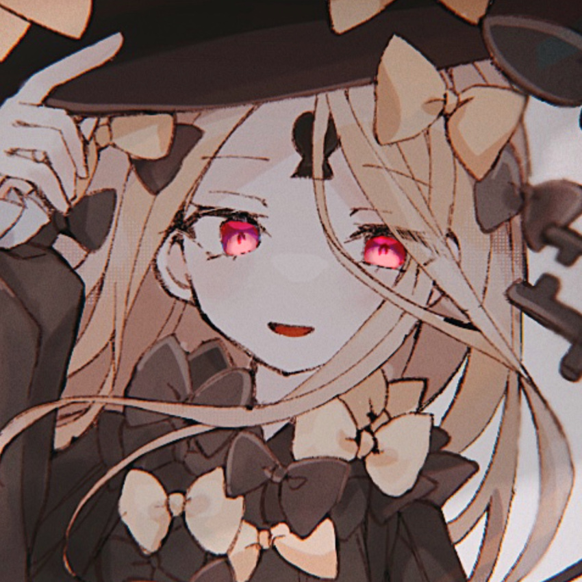 1girl abigail_williams_(fate) black_bow black_dress black_headwear blonde_hair bow close-up dress fate/grand_order fate_(series) grey_background hair_bow hat highres key keyhole kometsubu_(nanashi40_1) long_hair looking_at_viewer multiple_hair_bows orange_bow parted_lips red_eyes smile solo witch_hat