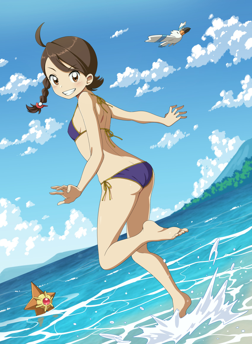 1girl ahoge bare_arms bare_legs barefoot bikini blush braid breasts brown_eyes brown_hair cloud commentary commission day grin highres juliana_(pokemon) leg_up looking_at_viewer ocean outdoors pokemon pokemon_(creature) pokemon_(game) pokemon_sv purple_bikini shoulder_blades side-tie_bikini_bottom sky smile standing standing_on_one_leg staryu suitenan swimsuit teeth toes water wingull