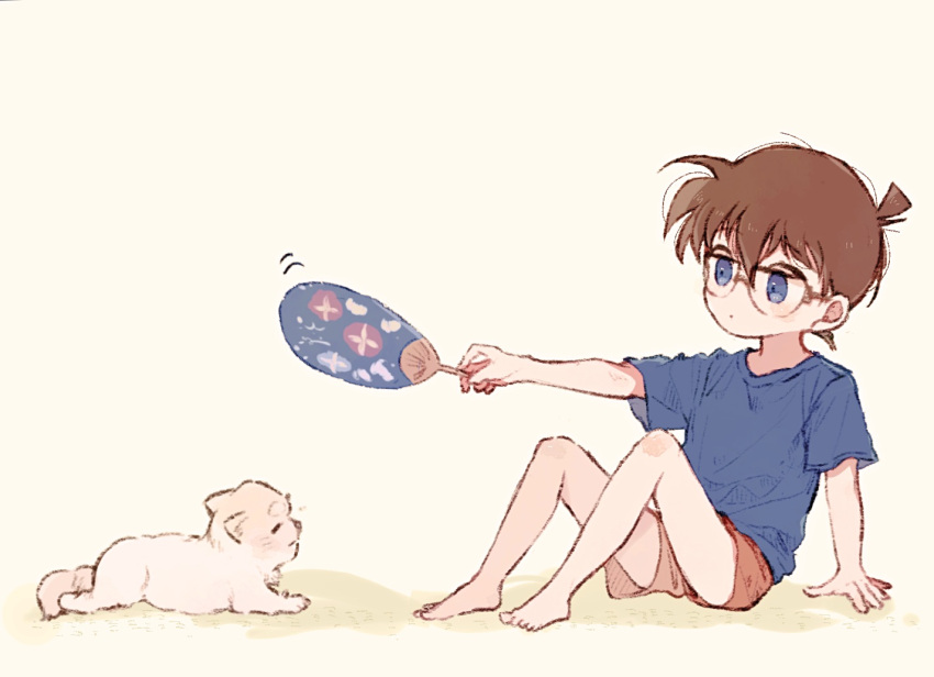 1boy barefoot blue_eyes blue_shirt brown_hair brown_shorts dog dot_mouth edogawa_conan glasses hand_fan male_child male_focus meitantei_conan no_nose shirt short_hair short_sleeves shorts side127 sitting white_background white_dog