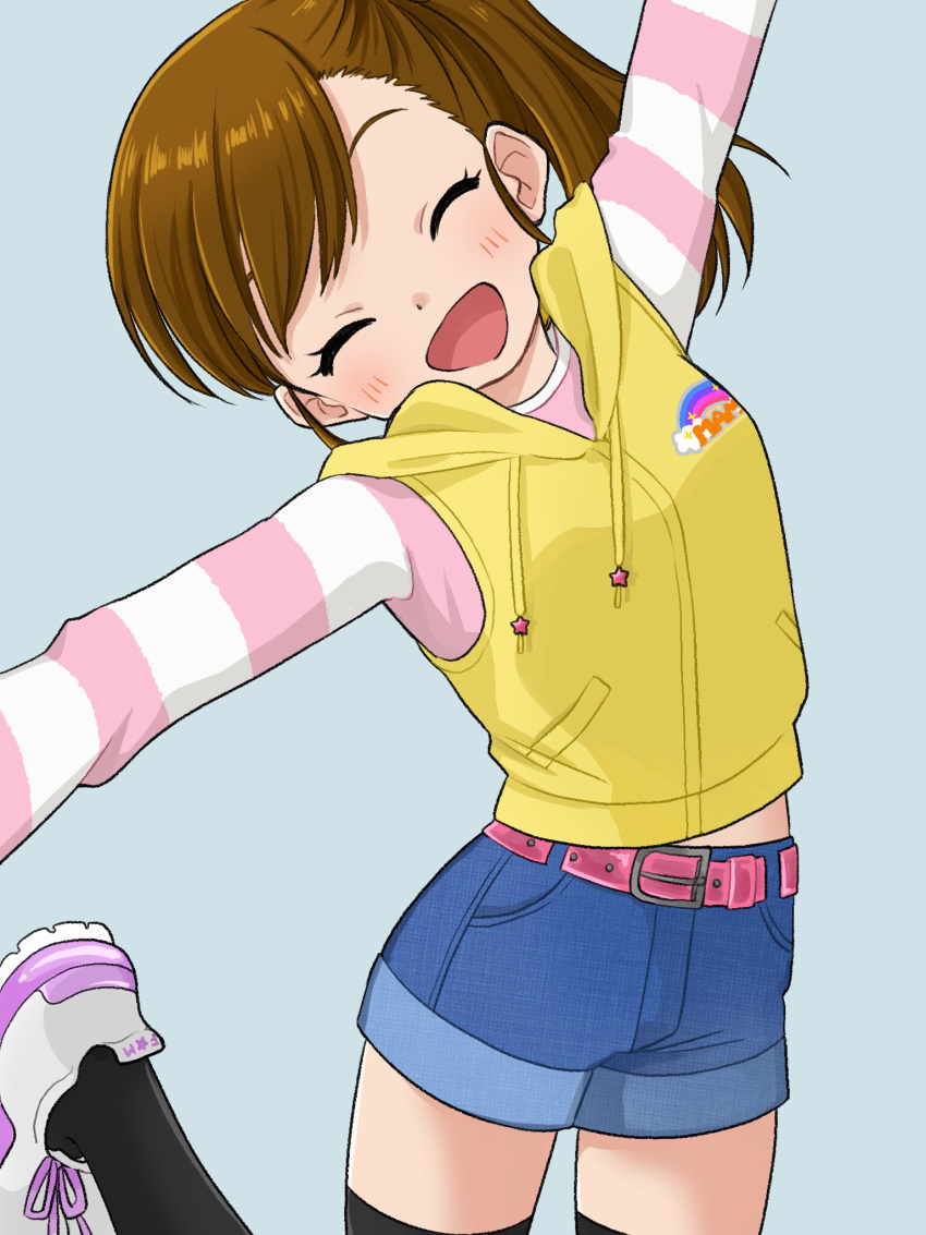 1girl ^_^ arm_up belt black_thighhighs blue_background blush breasts brown_hair closed_eyes cowboy_shot denim denim_shorts dot_nose futami_mami hand_up highres hood hoodie idolmaster idolmaster_(classic) idolmaster_million_live! idolmaster_million_live!_theater_days leg_up long_hair long_sleeves midriff_peek naruse_ill open_mouth pink_belt pink_shirt purple_footwear shirt shoes shorts side_ponytail simple_background sleeveless sleeveless_hoodie small_breasts smile sneakers solo standing striped striped_shirt thighhighs yellow_hoodie