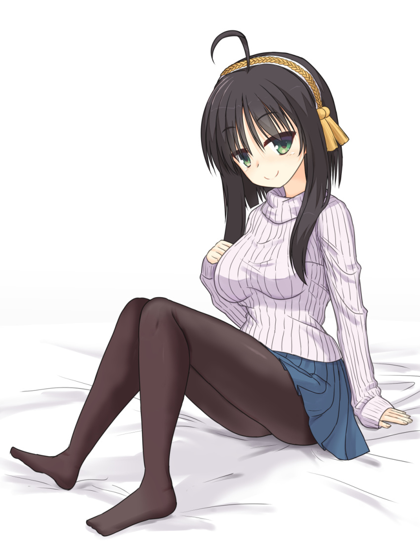 1girl ahoge arm_at_side bed_sheet black_hair black_pantyhose blue_skirt breasts c: casual closed_mouth commentary_request curvy full_body green_eyes hair_between_eyes hair_ornament hairband highres hitachi_mako knees_together_feet_apart knees_up large_breasts light_blush looking_at_viewer miniskirt no_shoes pantyhose pleated_skirt ribbed_sweater senren_banka shirayamakoma short_hair_with_long_locks simple_background sitting skirt sleeves_past_wrists smile solo split_mouth sweater tassel tassel_hair_ornament thighs white_background white_hairband white_sweater