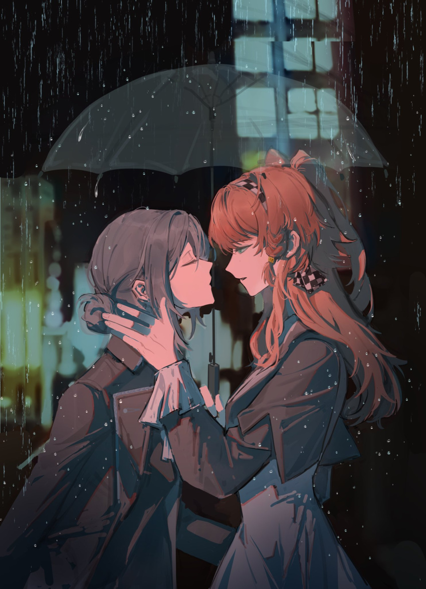 2girls black_coat braid checkered_hairband chinese_commentary closed_eyes coat commentary_request dress from_side green_eyes grey_dress grey_hair hair_bun hand_on_another's_neck highres holding holding_umbrella imminent_kiss leaning_forward long_hair long_sleeves looking_at_another multiple_girls orange_hair outdoors parted_lips rain reverse:1999 side_braid single_side_bun smile sonetto_(reverse:1999) transparent transparent_umbrella two_side_up umbrella upper_body vertin_(reverse:1999) water_drop xiangjian_niu_you yuri