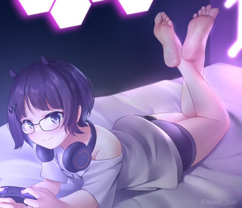 1girl absurdres barefoot blue_eyes blush controller feet feet_up game_controller glasses headphones headphones_around_neck highres hololive hololive_english looking_at_viewer lying maozi_dan ninomae_ina'nis ninomae_ina'nis_(5th_costume) on_stomach short_hair soles solo toes