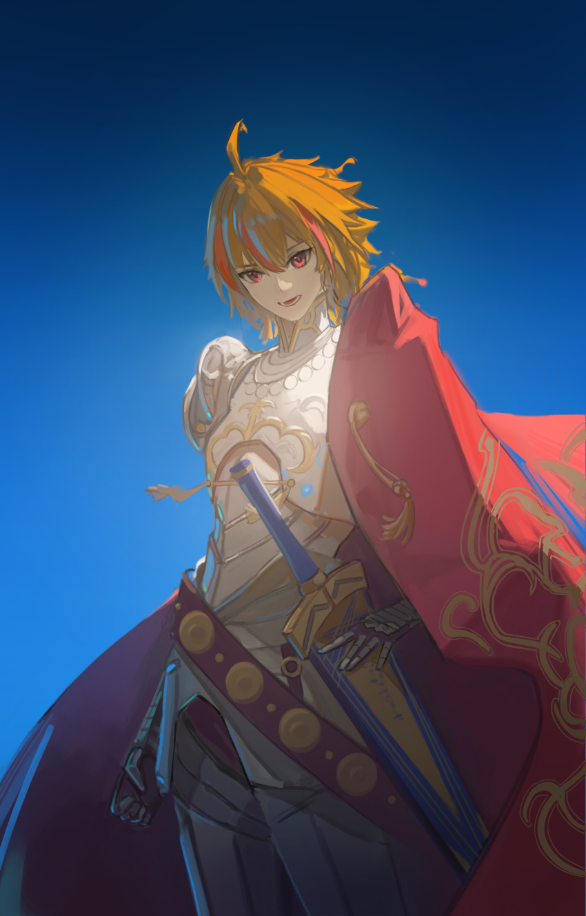 1boy absurdres ahoge armor avalon_(fate/stay_night) blonde_hair blue_background breastplate cape cuirass cuisses fate/strange_fake fate_(series) feet_out_of_frame gauntlets hand_on_own_hip highres looking_at_viewer male_focus multicolored_hair parted_lips red_cape red_eyes red_hair richard_i_(fate) scabbard sheath sheathed shoulder_armor side_cape simple_background smile solo streaked_hair yue_zheng_zhi_yu
