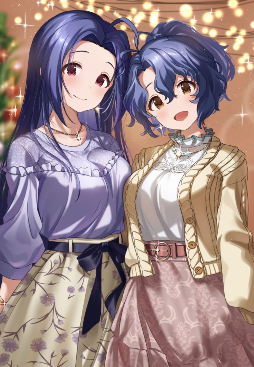 2girls absurdres ahoge antenna_hair belt_buckle blue_hair blue_shirt blurry blurry_background blush breasts buckle cardigan christmas_tree forehead glint head_tilt highres idolmaster idolmaster_(classic) idolmaster_million_live! large_breasts looking_at_viewer miura_azusa multiple_girls patterned_clothing ponytail red_eyes sasa_koutoyomu shirt shirt_tucked_in smile straight_hair toyokawa_fuka yellow_cardigan