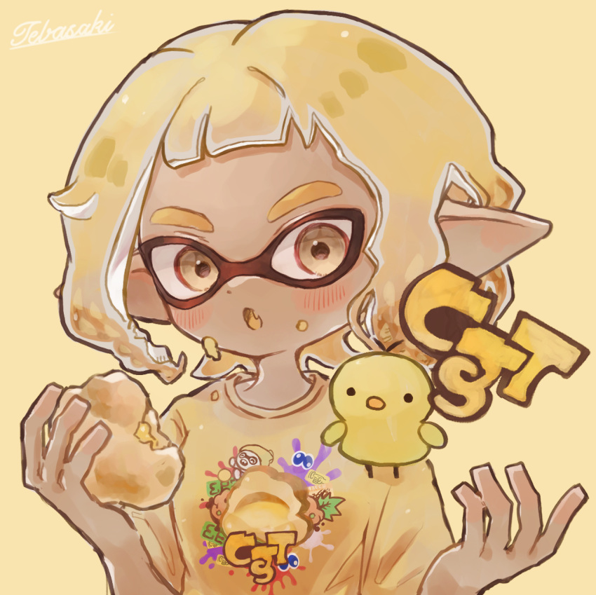1girl :o artist_name bird blonde_hair chick commentary_request custard fang food food_print highres holding holding_food inkling_(language) inkling_girl inkling_player_character open_mouth pointy_ears print_shirt shirt short_hair simple_background skin_fang splatoon_(series) splatoon_3 tebasaki_(teba_illust) thick_eyebrows upper_body yellow_background yellow_eyes yellow_shirt