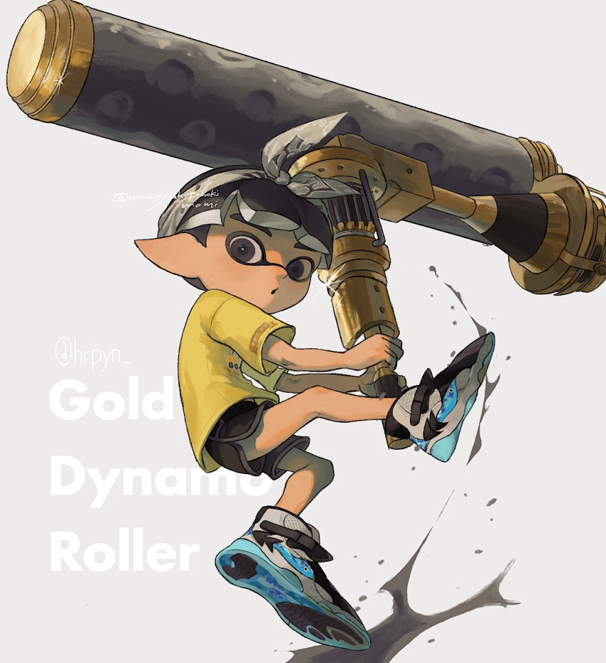 1boy black_eyes black_hair black_shorts bow bow_hairband commentary dolphin_shorts dynamo_roller_(splatoon) full_body glint grey_background grey_bow grey_hairband grey_trim hairband highres holding holding_weapon inkling inkling_boy inkling_player_character male_focus pointy_ears print_shirt shirt shoes short_hair shorts simple_background solo splatoon_(series) splatoon_3 symbol-only_commentary tentacle_hair totocosakana weapon weapon_name yellow_shirt