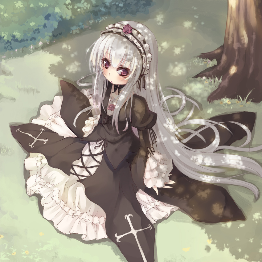 asa_(swallowtail) bangs eyebrows_visible_through_hair frills gothic_lolita hair_between_eyes hairband highres lolita_fashion long_hair red_eyes rozen_maiden silver_hair solo suigintou