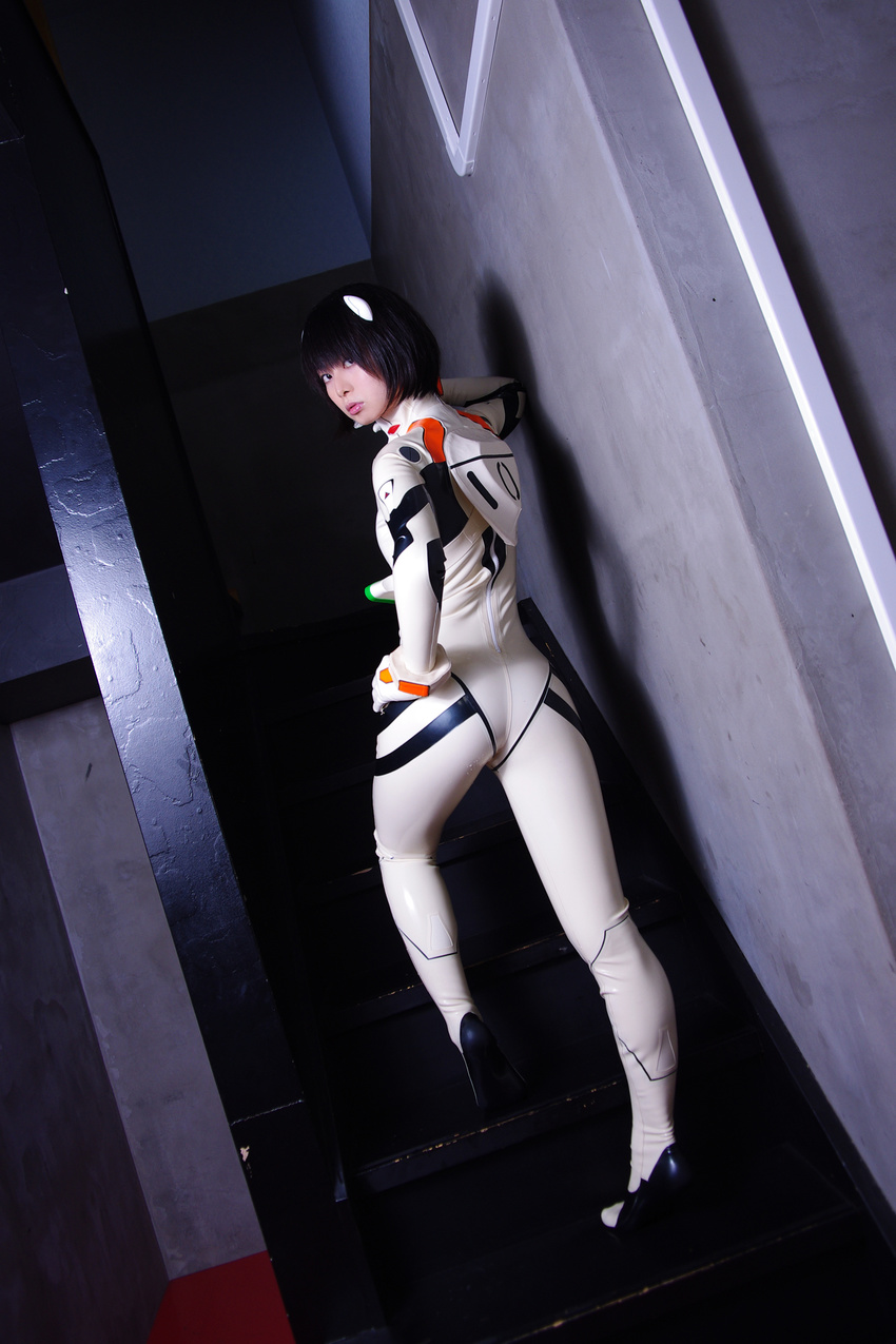 absurdres ass ayanami_rei bodysuit brown_hair cosplay highres latex latex_suit looking_back neon_genesis_evangelion photo plugsuit real stairs ushijima ushijima_iiniku