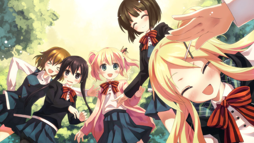 &gt;_&lt; :d alice_cartelet black_eyes black_hair blonde_hair blue_eyes blush bow brown_hair closed_eyes fang hair_ornament hairclip inokuma_youko kin-iro_mosaic komichi_aya kujou_karen long_hair multiple_girls oomiya_shinobu open_mouth salute school_uniform short_hair skirt smile twintails wavy_mouth x_hair_ornament yuuki_tatsuya