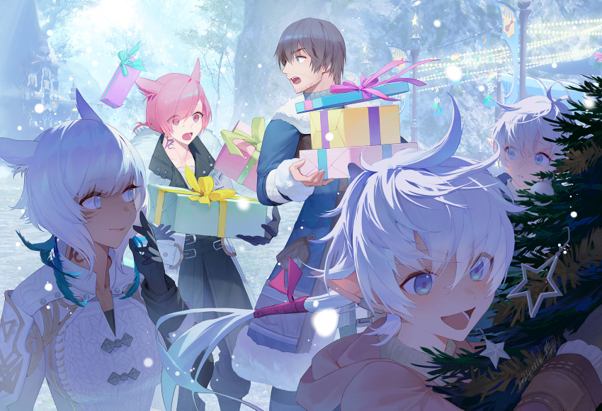 2girls 3boys :d adventurer_(ff14) alisaie_leveilleur alphinaud_leveilleur alternate_costume animal_ears antenna_hair black_gloves blue_coat blue_eyes box brown_hair cat_ears christmas christmas_lights christmas_tree coat commentary dated day elezen elf english_commentary eyes_visible_through_hair facial_mark feather_hair_ornament feathers final_fantasy final_fantasy_xiv flag fur-trimmed_coat fur-trimmed_sleeves fur_trim g'raha_tia gift gift_box gloves hair_between_eyes hair_ornament hair_ribbon hand_up highres holding holding_gift hyur looking_at_another looking_back miqo'te mt_(ringofive) multiple_boys multiple_girls neck_tattoo open_mouth outdoors pointy_ears red_eyes red_hair ribbon short_hair signature slit_pupils smile snowing swept_bangs tattoo tree walking warrior_of_light_(ff14) white_coat white_hair wide-eyed winter winter_clothes winter_coat y'shtola_rhul