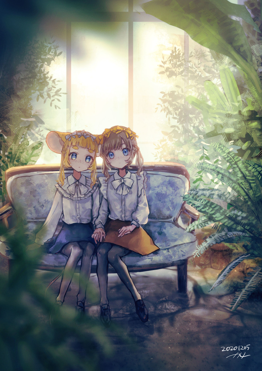 2girls animal_ears blonde_hair blue_eyes blunt_bangs bow bowtie collared_shirt couch freckles hair_ribbon highres holding_hands indie_virtual_youtuber indoors long_hair long_sleeves looking_at_viewer mouse_ears mouse_girl multiple_girls naname_(7name) pantyhose plant ribbon shirt sitting skirt twintails virtual_youtuber window yamada_suzume