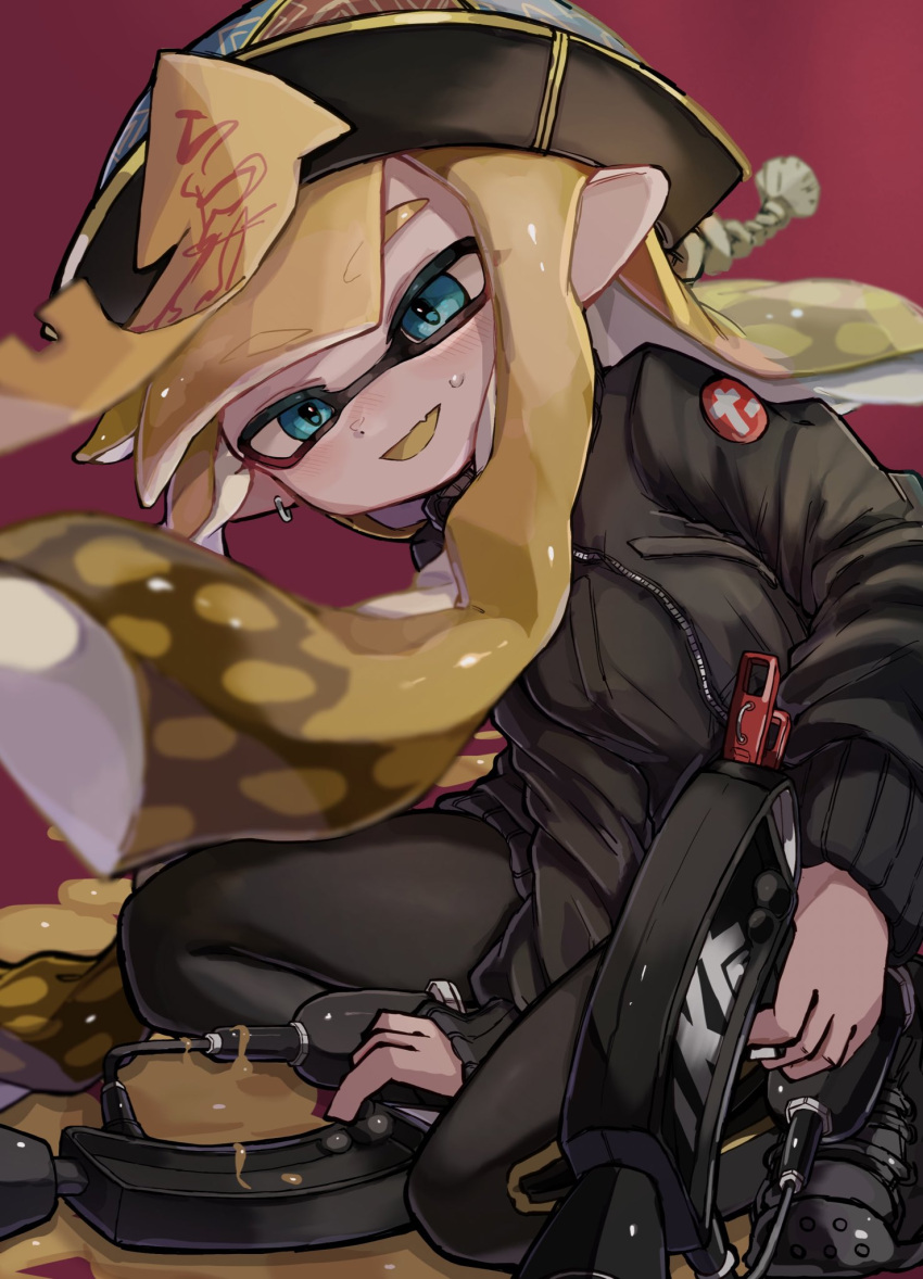 1boy black_jacket black_leggings blonde_hair blue_eyes commentary_request dual_wielding earrings fang gun hat highres holding holding_gun holding_weapon inkling_boy inkling_player_character jacket jewelry leggings long_hair male_focus ofuda open_mouth paint pointy_ears qingdai_guanmao red_background simple_background skin_fang smile solo splat_dualies_(splatoon) splatoon_(series) splatoon_2 sweat tentacle_hair thick_eyebrows weapon yksb_inc6 zipper