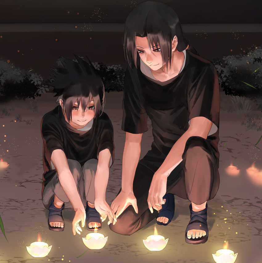 2boys alternate_costume black_eyes black_hair black_pants black_shirt character_request closed_mouth denggu_5 grey_pants highres long_hair male_focus multiple_boys naruto naruto_(series) pants ponytail shirt short_hair smile t-shirt uchiha_sasuke