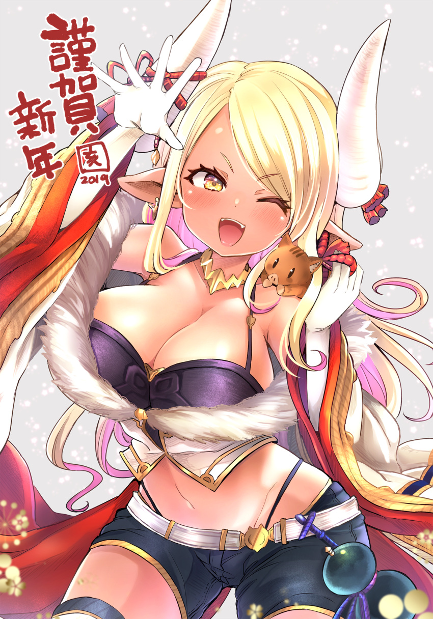 1girl animal_on_shoulder belt black_shorts blonde_hair blush boar breasts cleavage colored_inner_hair cowboy_shot dated eyelashes gourd granblue_fantasy grey_background highres horns kamiya_zuzu kumbhira_(granblue_fantasy) large_breasts long_hair looking_at_viewer midriff multicolored_hair navel one_eye_closed open_mouth pointy_ears shorts solo translation_request white_belt white_horns wide_hips wide_sleeves yellow_eyes