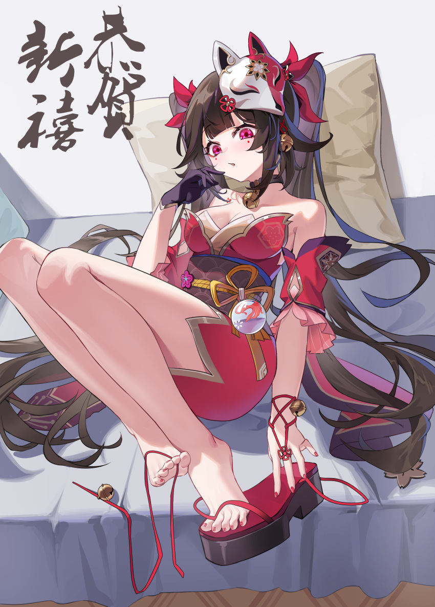 1girl absurdres bare_legs bare_shoulders barefoot bell between_toes black_choker blunt_bangs breasts brown_hair choker cleavage commentary_request detached_sleeves dorsiflexion eyelashes feet fox_mask frilled_sleeves frills full_body gloves hair_ornament hand_up highres honkai:_star_rail honkai_(series) japanese_clothes jingle_bell kaliliyu17524 knees_up large_breasts legs legs_together long_hair looking_at_viewer lying mask mask_on_head neck_bell obi obijime on_back pillow pink_eyes platform_footwear purple_gloves red_nails sandals sash shadow shoe_dangle single_glove solo sparkle_(honkai:_star_rail) thighs toes very_long_hair