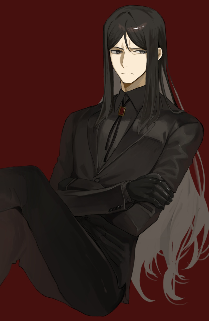 1boy black_gloves black_jacket black_pants black_shirt closed_mouth collared_shirt crossed_arms crossed_legs fate_(series) feet_out_of_frame gloves grey_eyes highres jacket long_hair looking_to_the_side lord_el-melloi_ii male_focus pants red_background shirt sitting solo tokoni_fusu waver_velvet