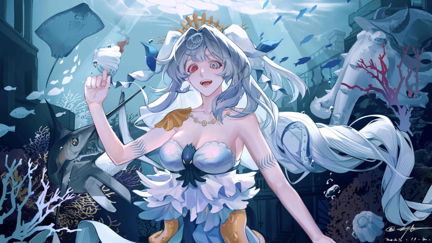 1girl air_bubble alchemy_stars arm_tattoo blue_dress blue_eyes blue_ribbon breasts bubble cleavage connolly_(alchemy_stars) connolly_(aquatic_reverie)_(alchemy_stars) coral dappled_sunlight dated dress fish grey_hair hair_ribbon highres jewelry large_breasts long_bangs long_hair looking_at_viewer low-tied_long_hair manta_ray necklace octopus open_mouth pearl_necklace ponytail red_eyes ribbon signature smile solo strapless strapless_dress sunlight tattoo teeth tentacles underwater upper_body upper_teeth_only ye_zi_(user_rctc4832)