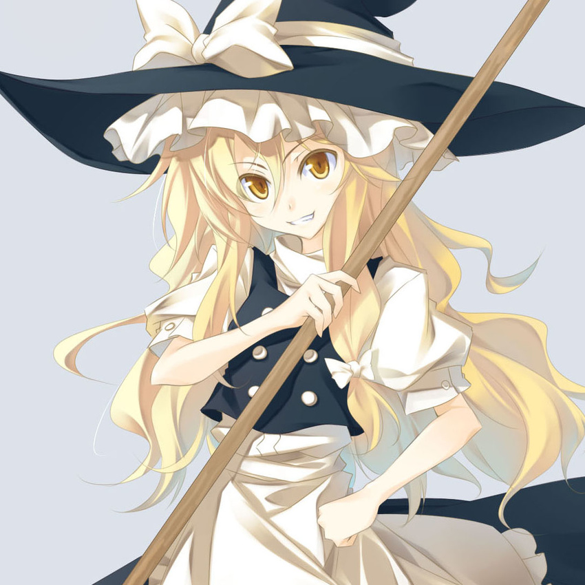 bad_id bad_pixiv_id blonde_hair bow broom grin hair_bow hand_on_hip hat hat_ribbon kirisame_marisa long_hair matsuyama_nozomu ribbon smile solo touhou witch_hat yellow_eyes