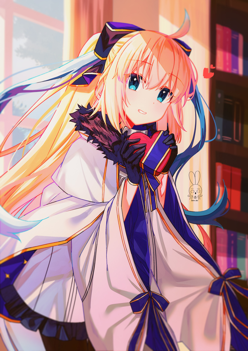 1girl absurdres ahoge aro_1801 black_gloves blonde_hair blue_eyes bookshelf box cape fate/grand_order fate_(series) fur-trimmed_cape fur_trim gloves heart heart-shaped_box highres long_hair ponytail smile tonelico_(fate) tonelico_(second_ascension)_(fate) wide_sleeves