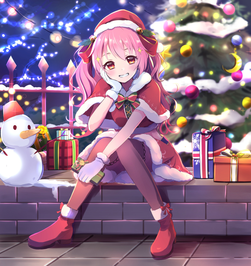 1girl absurdres blush boots box capelet christmas christmas_tree fence fur-trimmed_boots fur-trimmed_capelet fur-trimmed_gloves fur-trimmed_skirt fur_trim gift gift_box gloves grin hand_on_own_cheek hand_on_own_face hat highres holding holding_gift indie_virtual_youtuber koisaki_luna long_hair looking_at_viewer orange_eyes pink_hair santa_hat sitting skirt smile snow snowman solo string_lights thighhighs two_side_up virtual_youtuber yodakeke